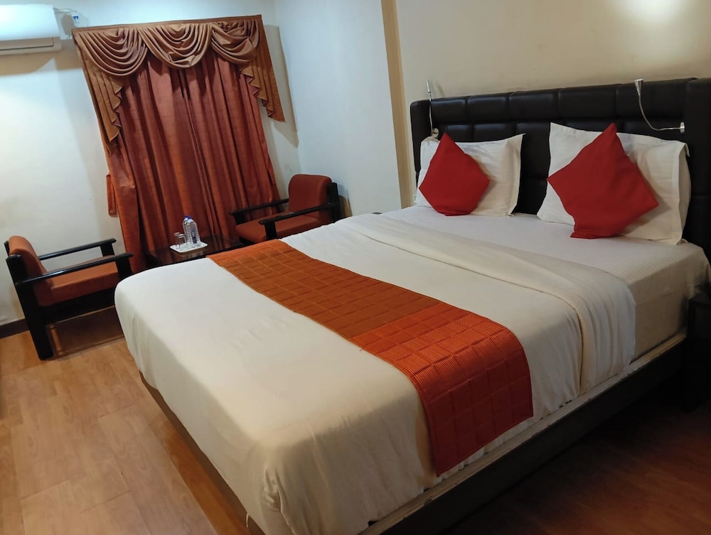 Hotel Crown Ahmedabad 15/43
