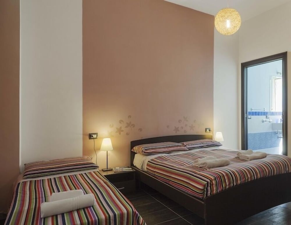 STANDARD, TWIN BEDS, PRIVATE BATHROOM