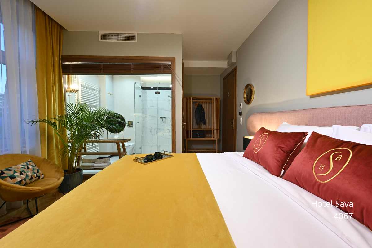 Classic, King Bed, City Side