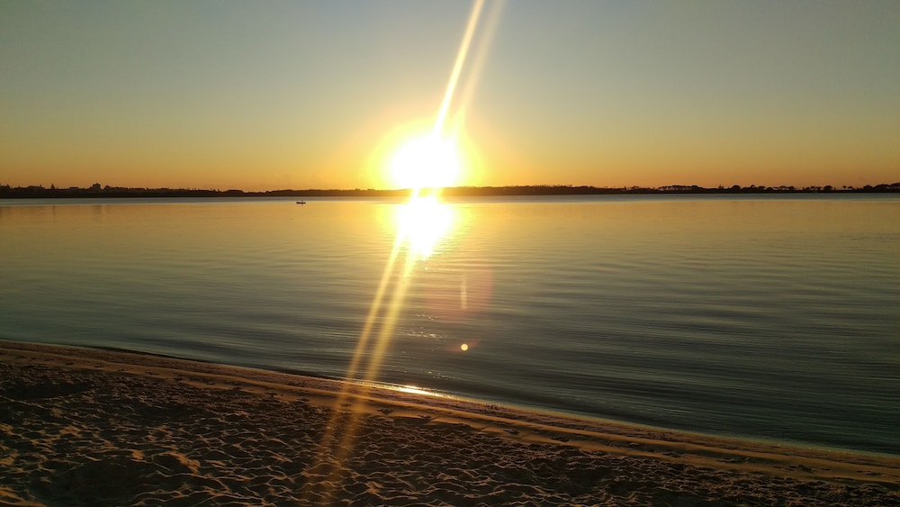 MOORINGS BEACH RESORT 61/77
