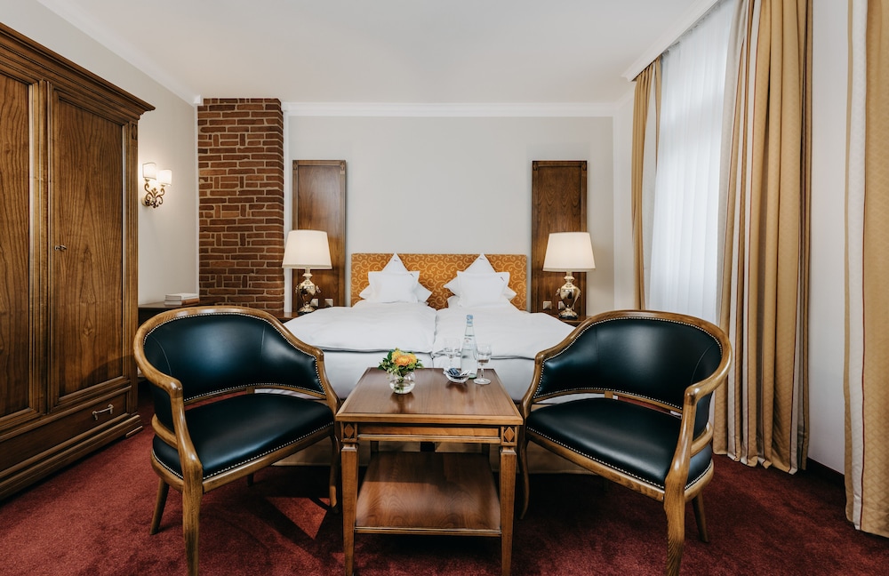 Junior Suite, Studio, 1 Queen and 1 Single Bed