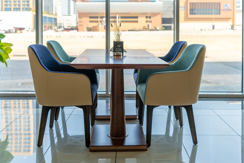 S Plaza Suites Hotel 50/70