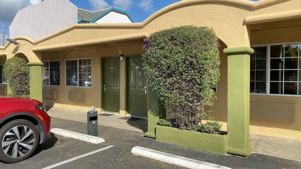 Holiday Motel 13/16
