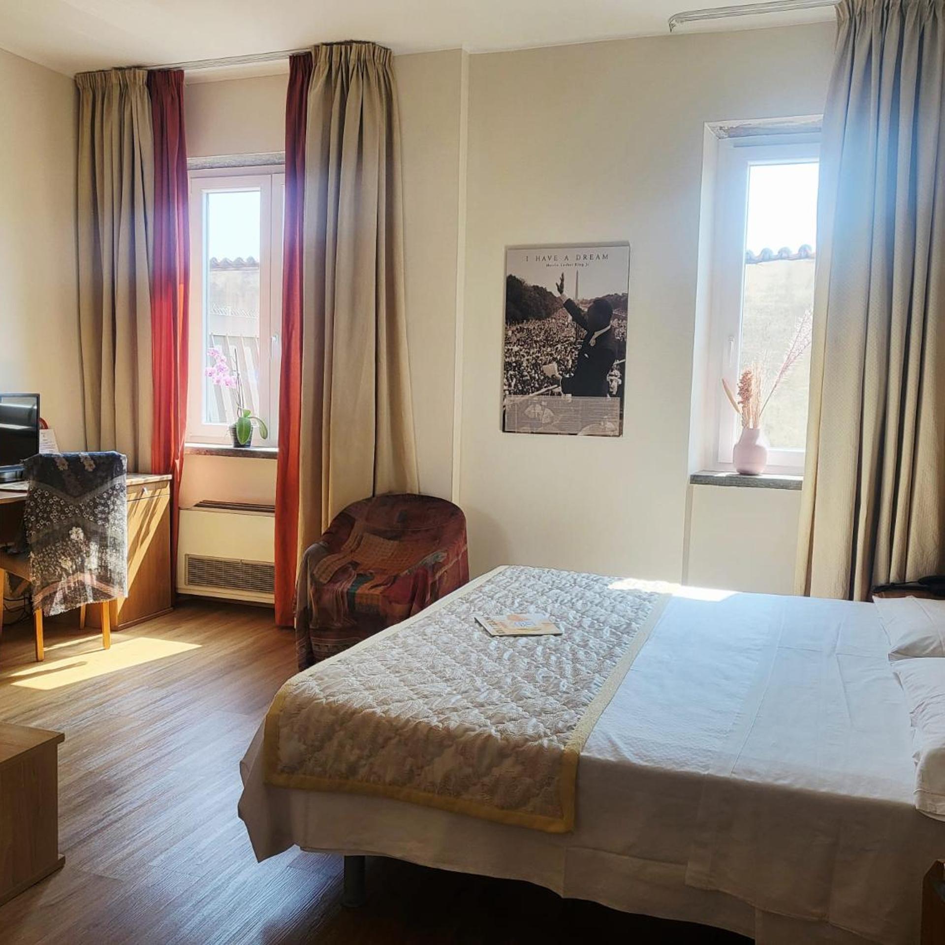 Superior, Double Bed, Hotel Lux 4/10