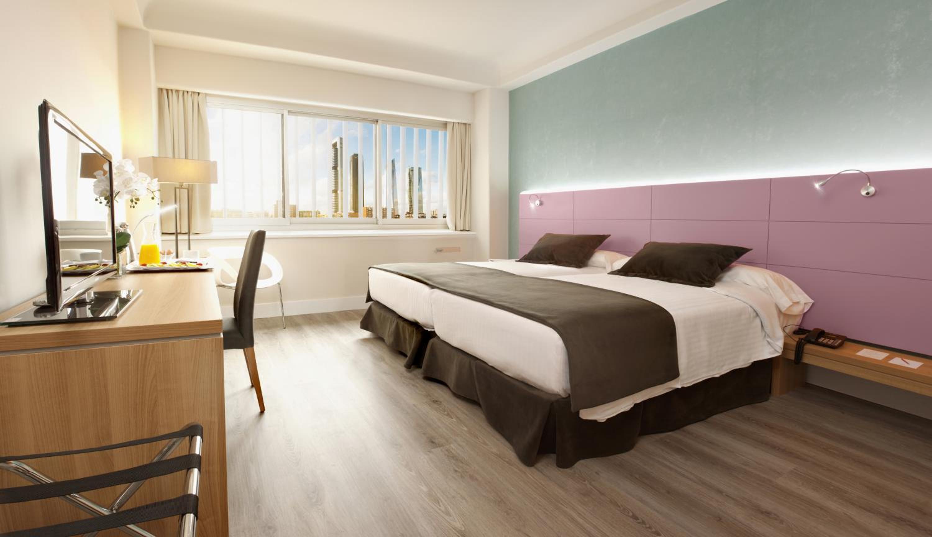 ROOM, DOUBLE OR TWIN BED