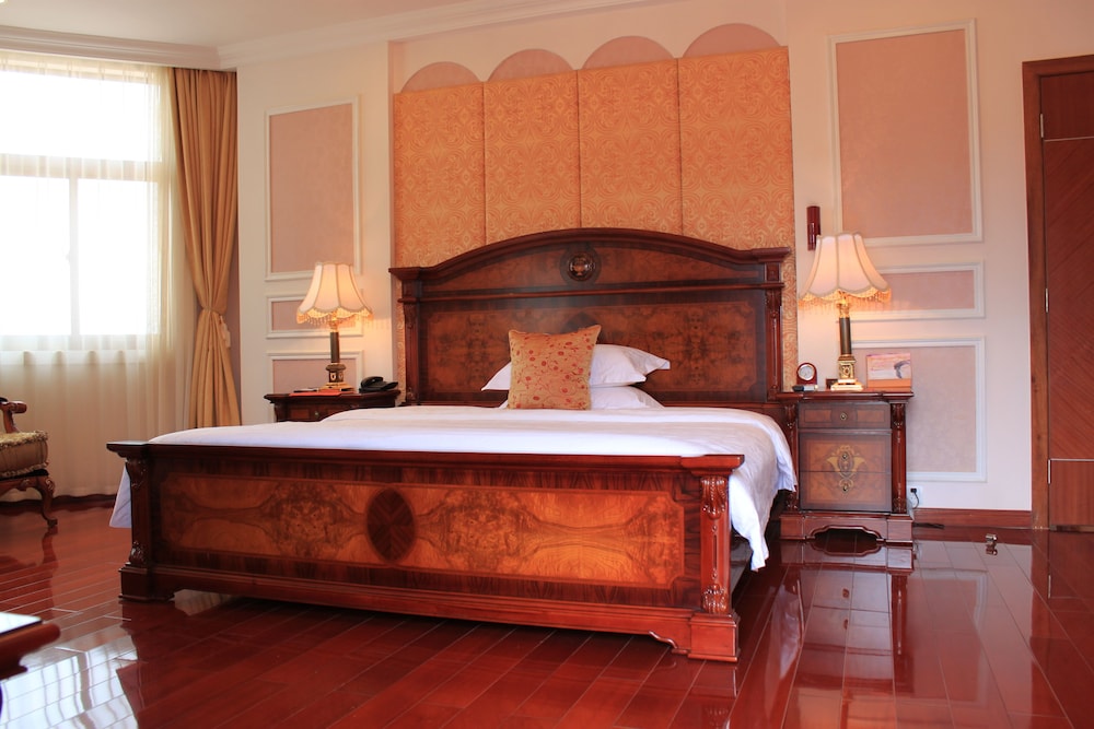 Madagascar Golden Peacock Hotel 8/30