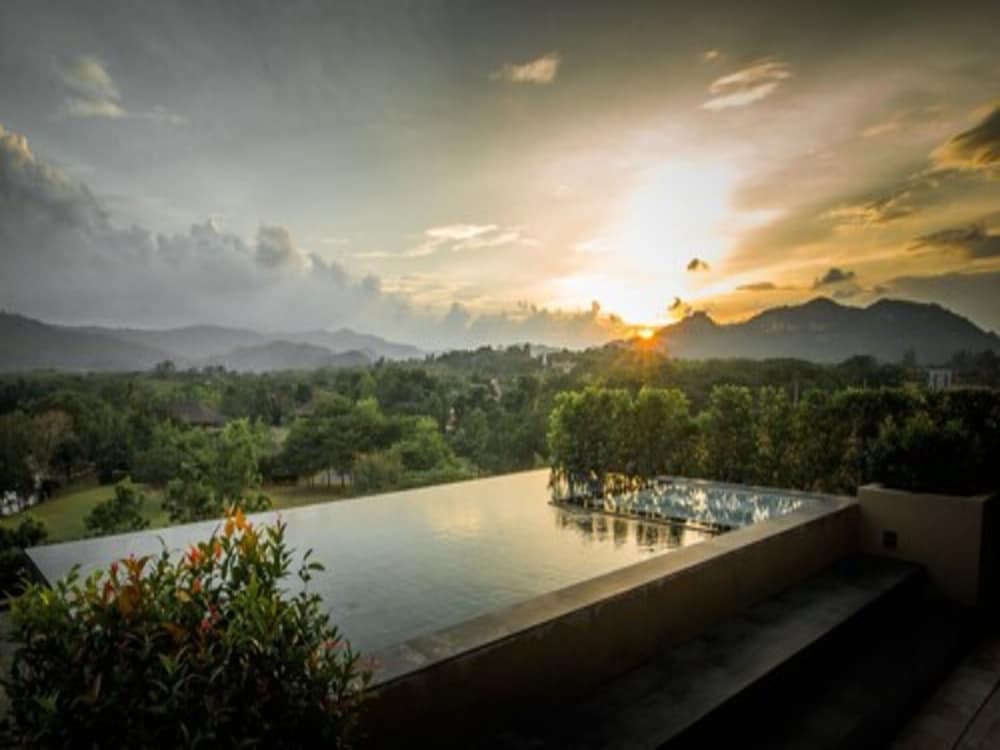 Atta Lakeside Resort Suite 42/81