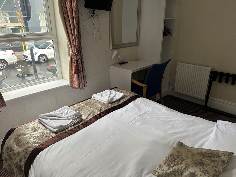 ROOM, DOUBLE BED