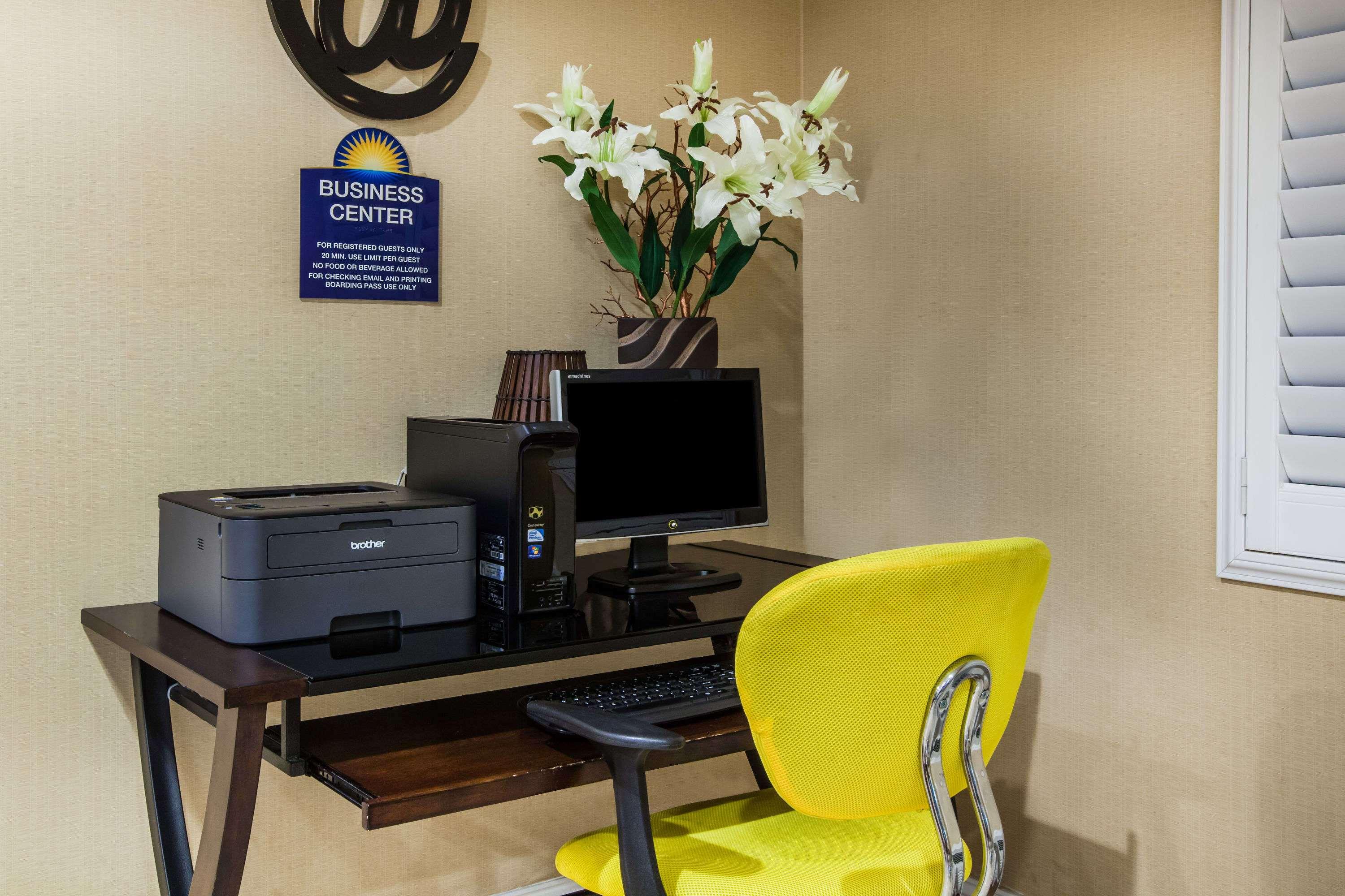 Days Inn & Suites by Wyndham Antioch 19/24