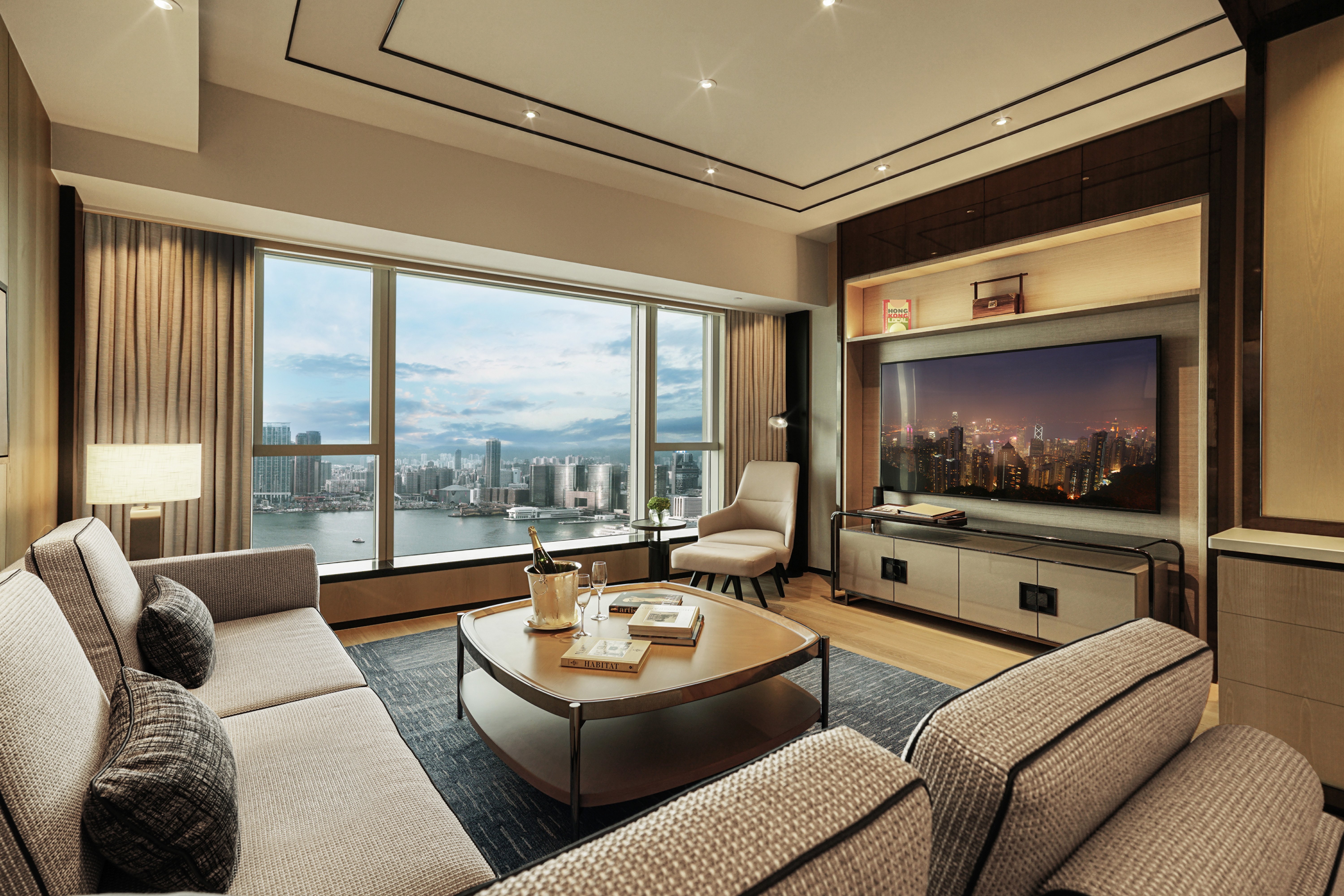 Four Seasons Hotel Hong Kong 52/76