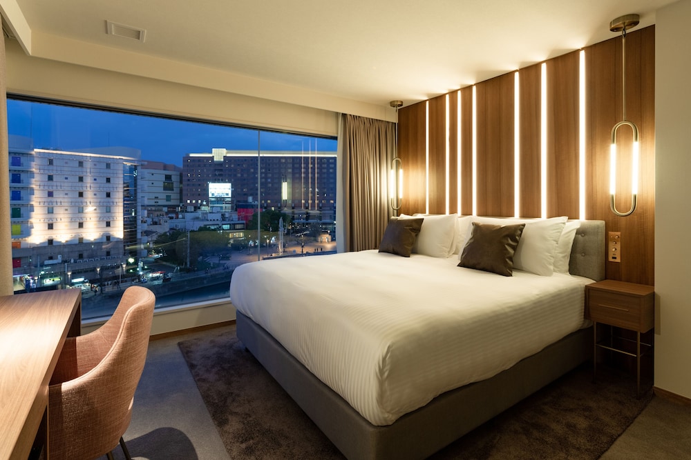 DELUXE, KING BED, RIVER VIEW, TOP FLOOR