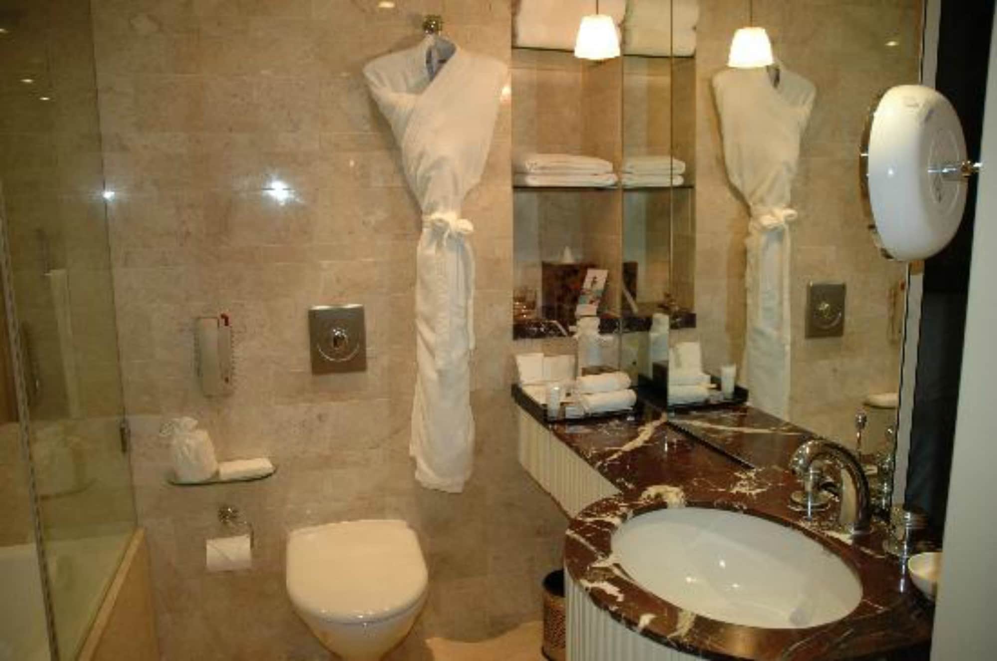 Premier Room, Pool View 1 King Bed  Non Refundable