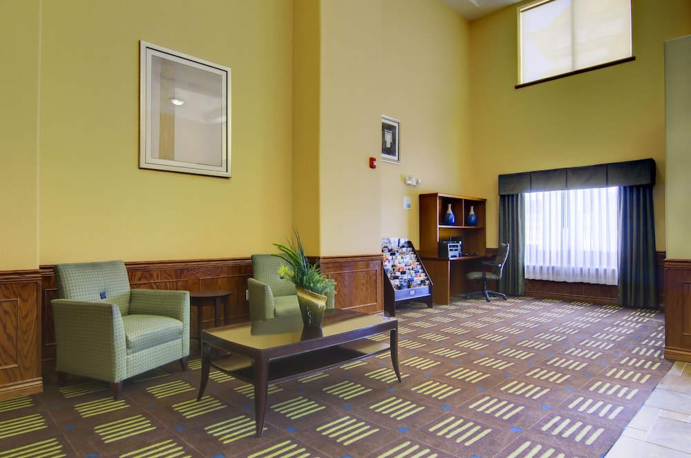 Holiday Inn Express Hotel Amp Stes Kansas City Sports Complex 38/55