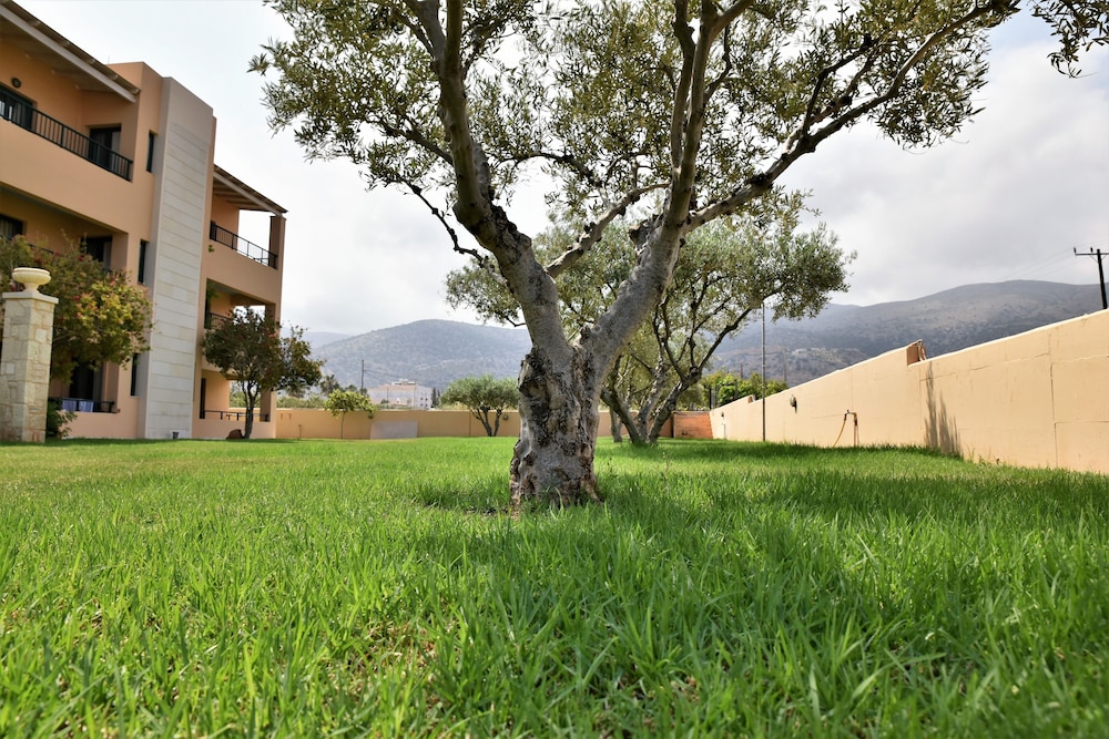 Golden Bay Apartments-Garden Haven 83/87