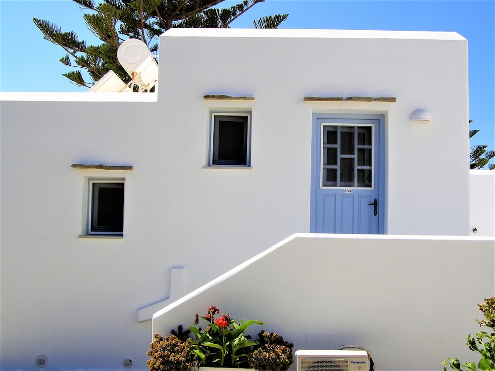 Elena Studios & Apartments 3/60