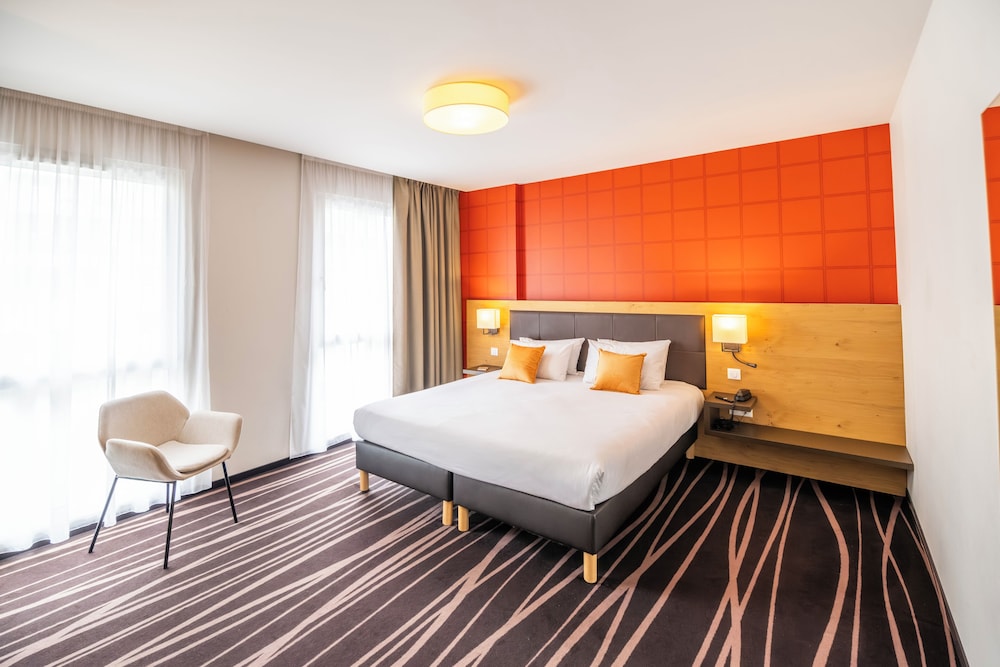 DELUXE, DOUBLE OR TWIN BED