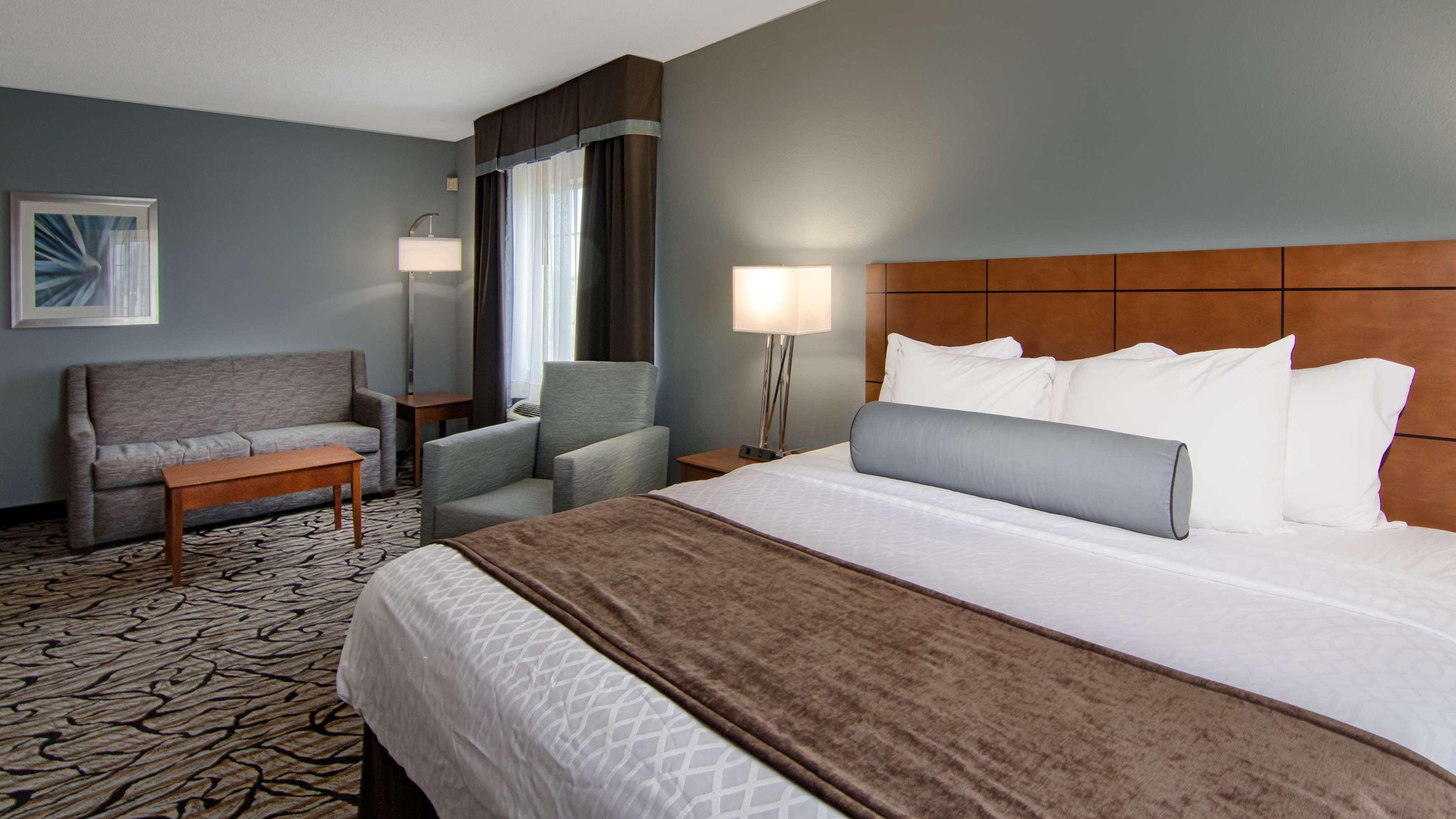 Suite, King Bed, Accessible