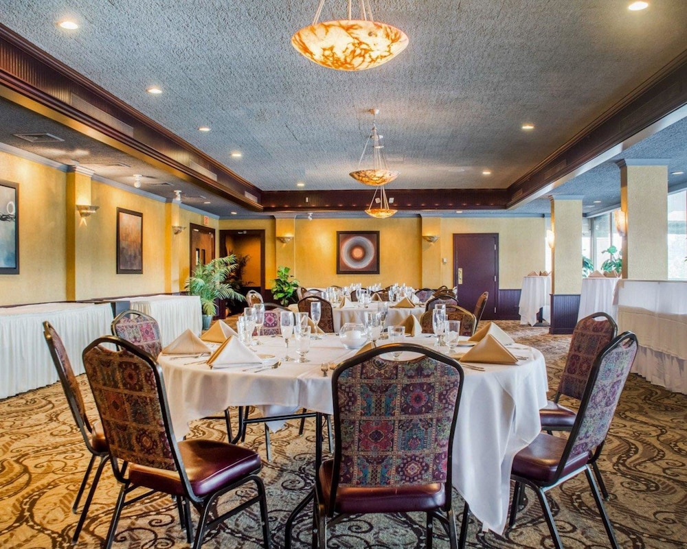 Clarion Hotel & Suites Riverfront Oswego 26/35