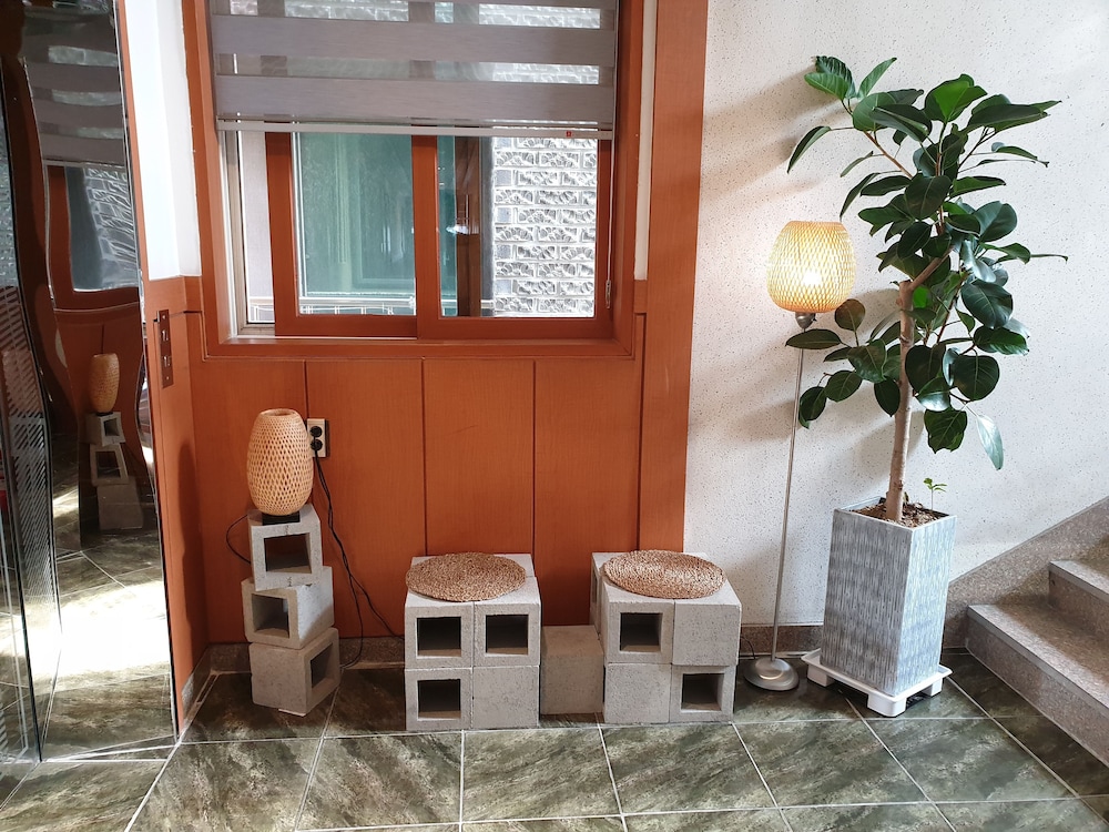 The Beauty Hotel 18/24