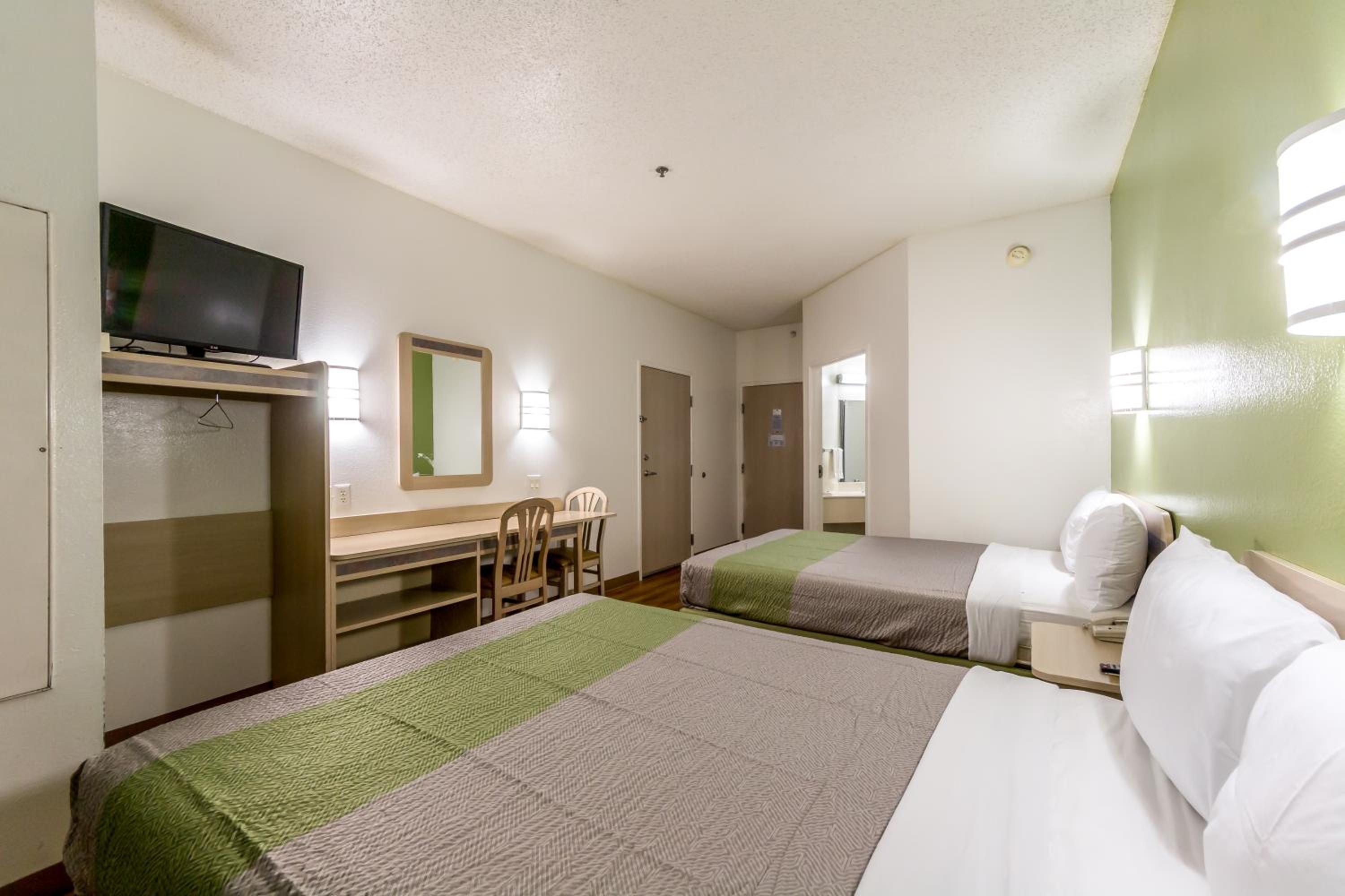 2 Queen Beds - Non-Smoking