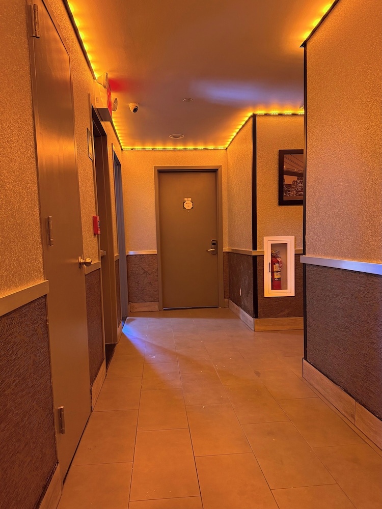 Umbrella Hotel 17/21