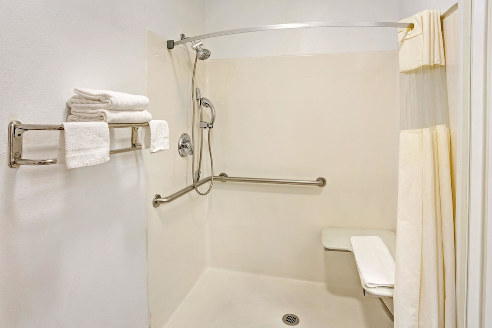 Days Inn & Suites by Wyndham Gresham 10/26