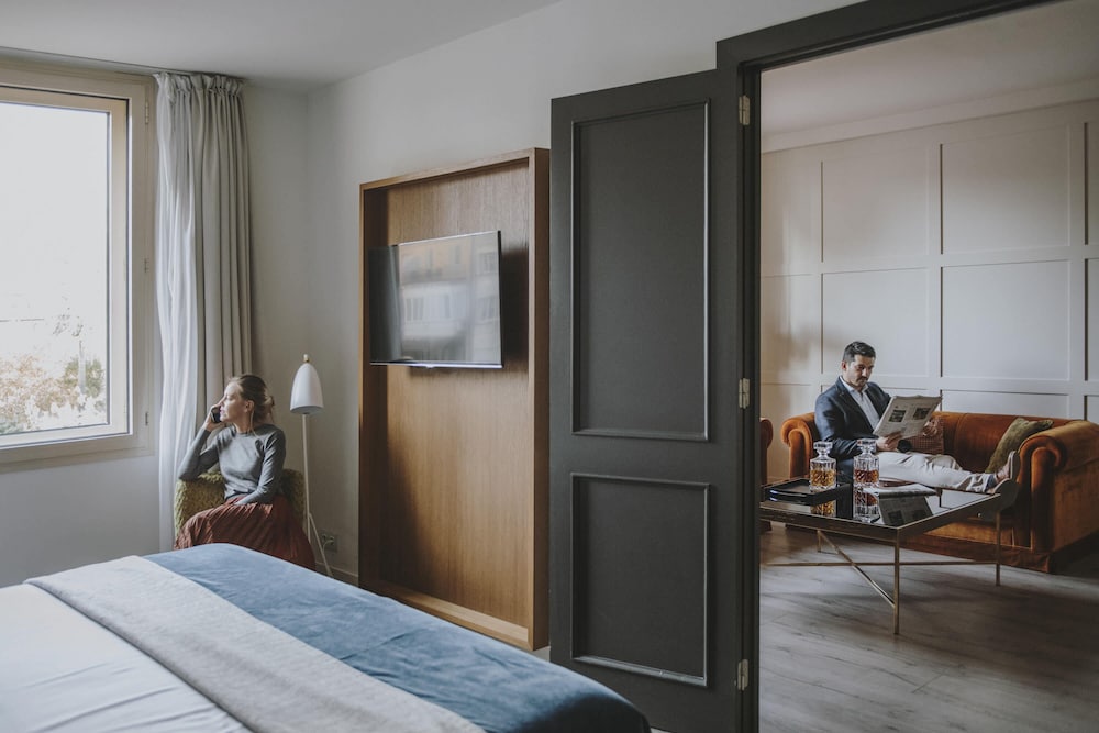 Gallery Hotel 15/75