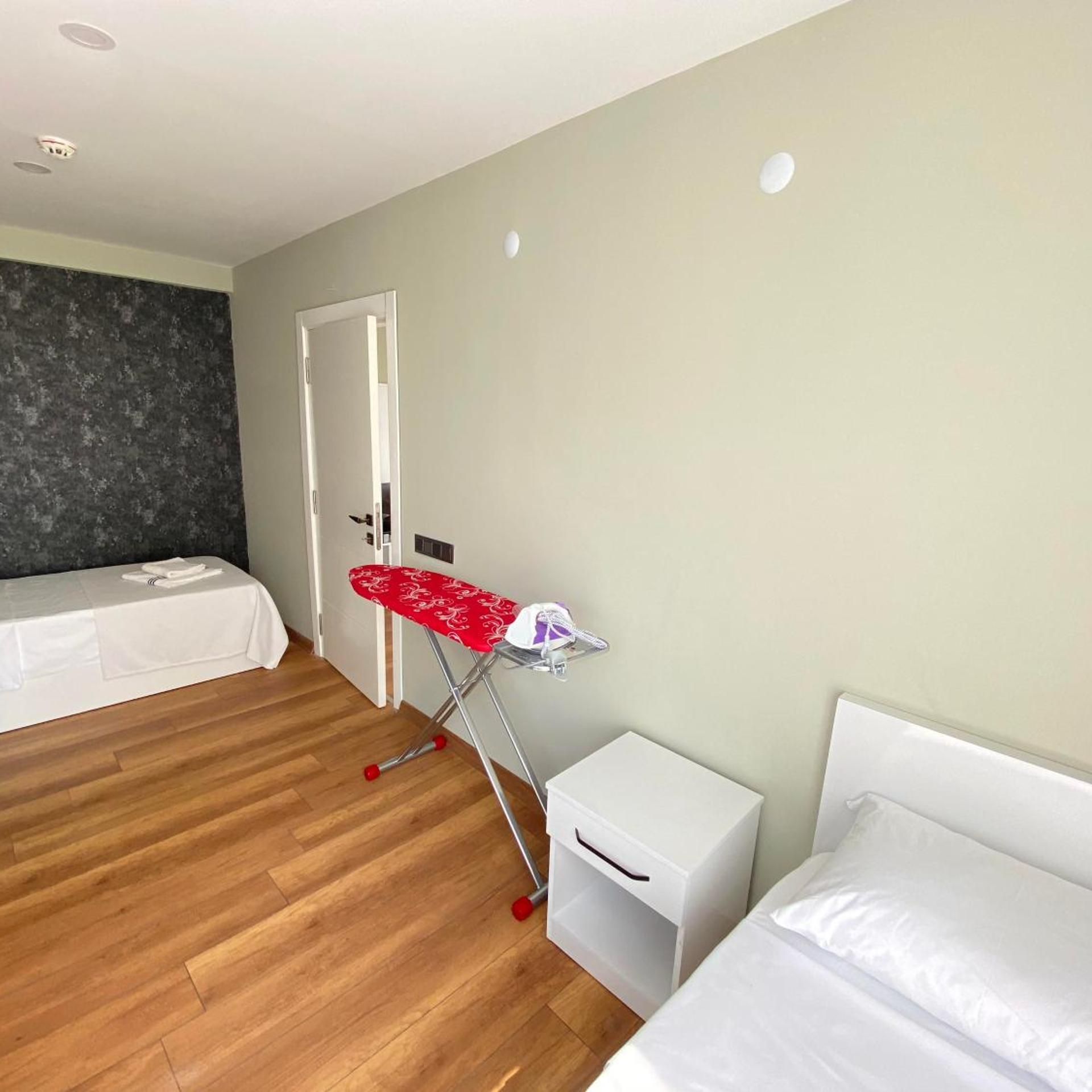 London Hotel 8/36
