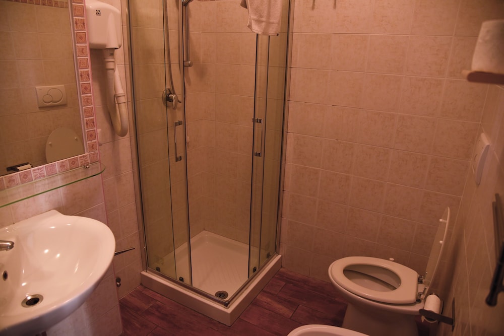 2 BEDROOMS, APARTMENT, KITCHEN, GARDEN AREA