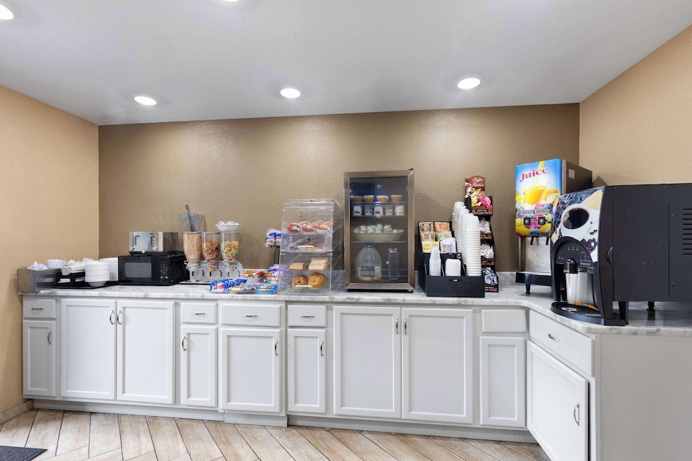 Super 8 by Wyndham Paducah I-24 Exit 4 43/60
