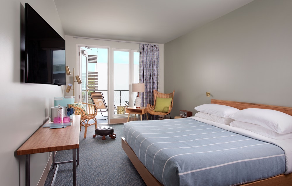 DELUXE, KING BED, COURTYARD VIEW, POOL SIDE