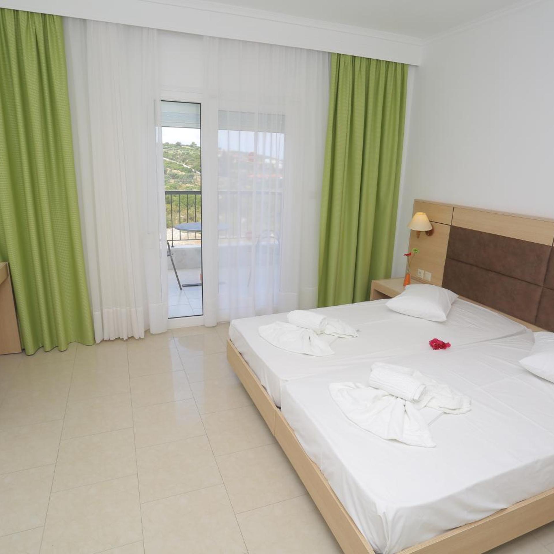 ROOM, DOUBLE OR TWIN BED