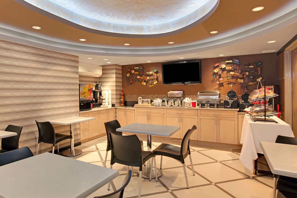Ramada by Wyndham Bronx 42/55