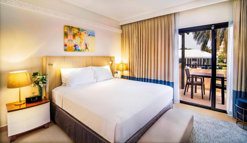 غرفة بريميوم بشرفة، Radisson Blu Hotel & Resort Al Ain 5/8
