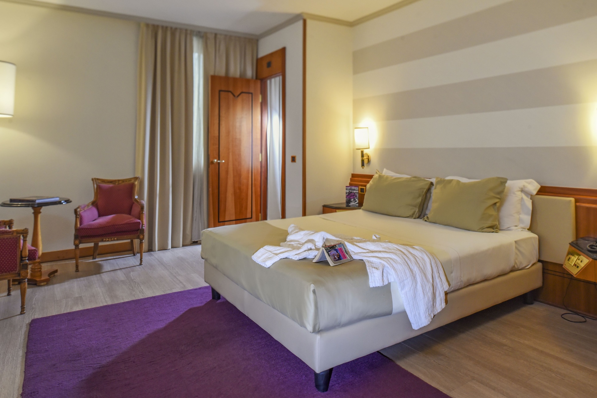 ROOM, DOUBLE BED, LARGE