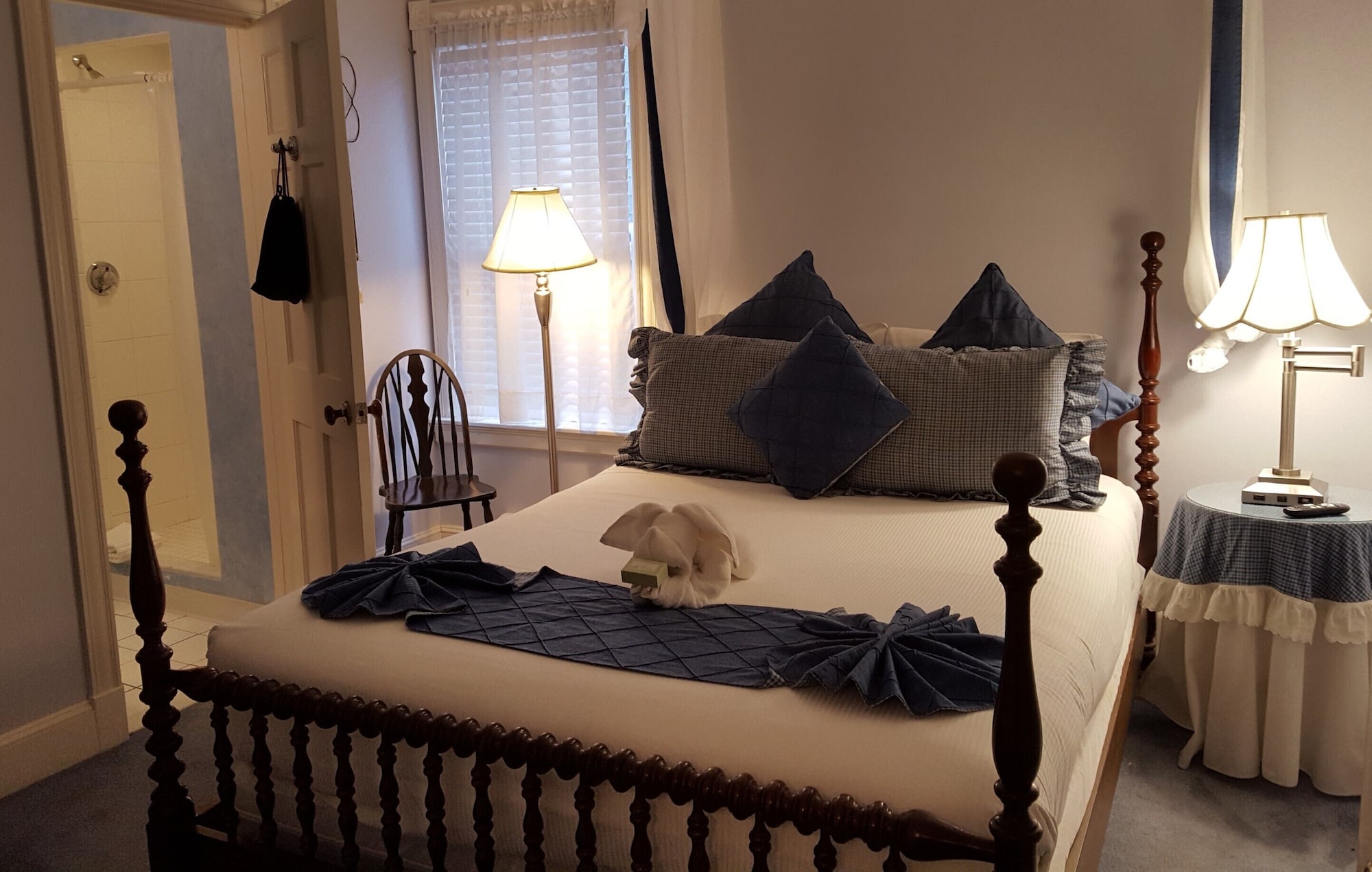 C LEVELAND, QUEEN BED