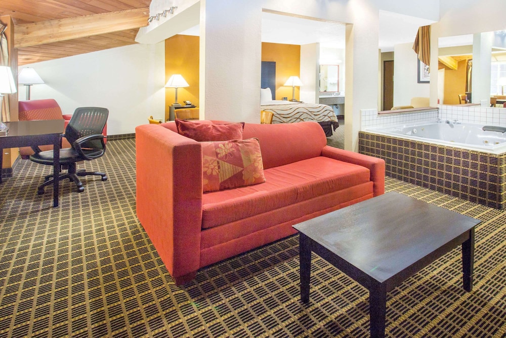 Baymont By Wyndham Muskegon 33/49