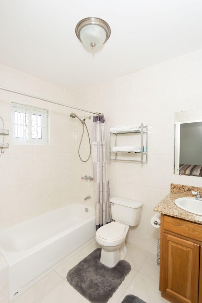 New Kingston Guest Apt At Fairway 21/24