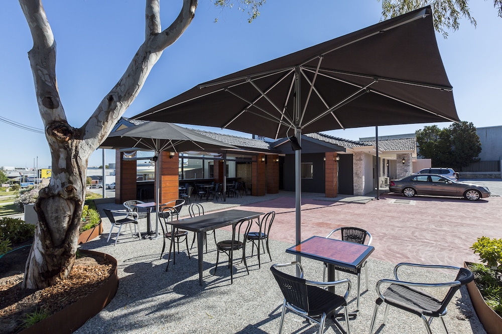 Gallery Hotel 66/71