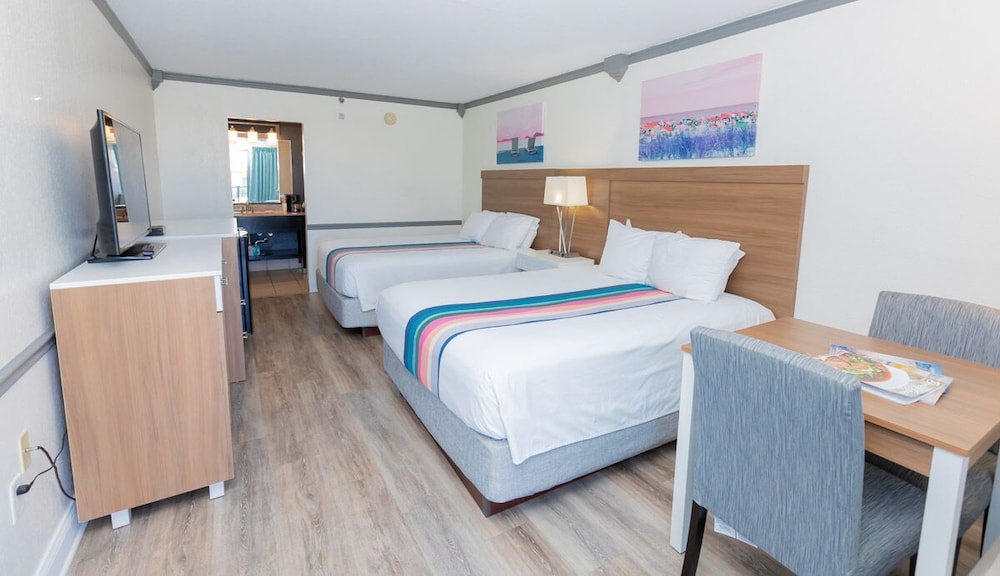Room, 2 Queen Beds, Partial View