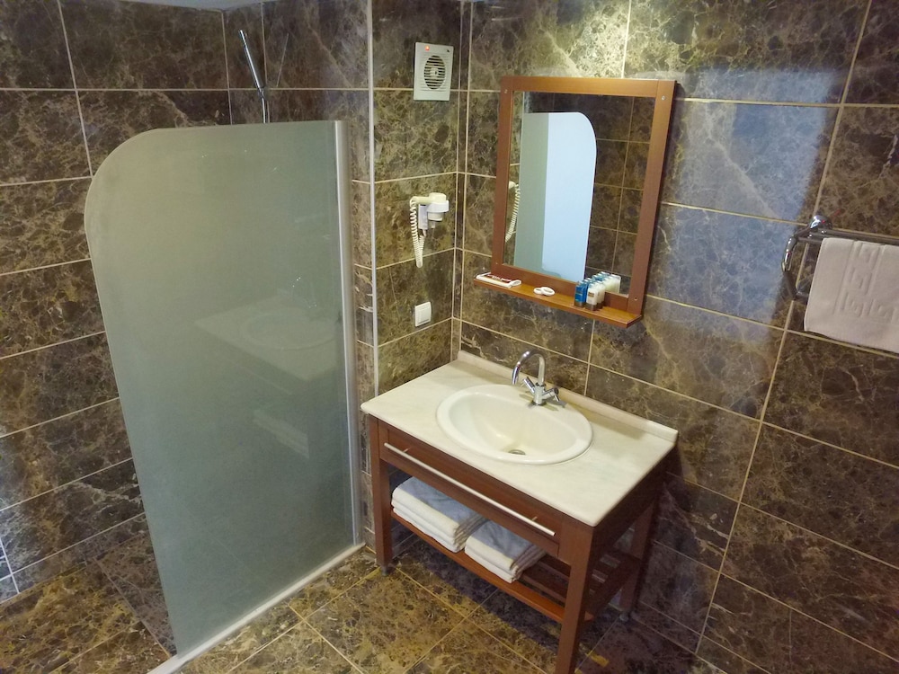 Asr-I Ala Hotel 40/41
