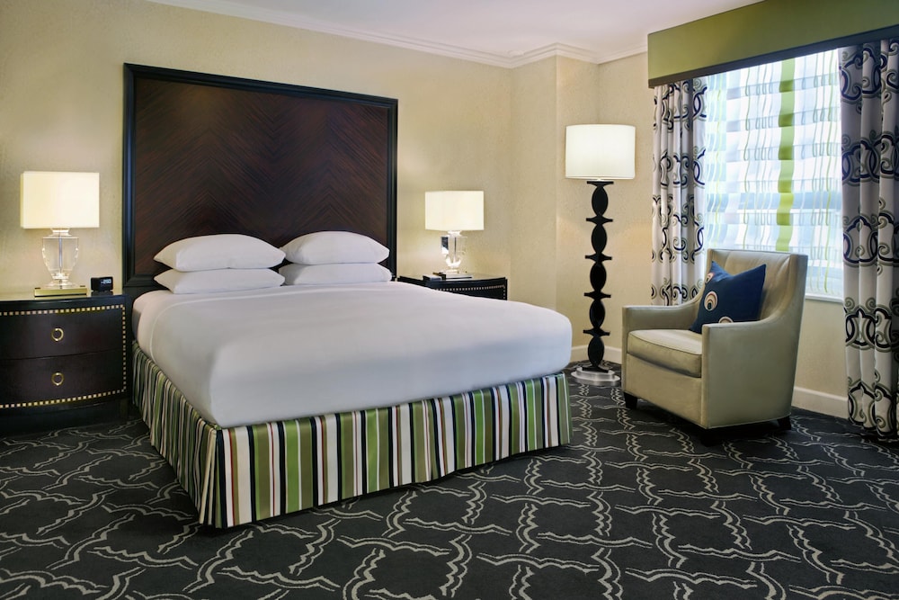 DELUXE, KING BED
