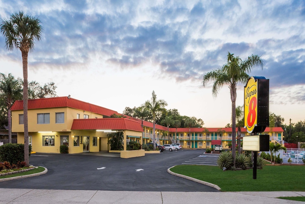 Super 8 By Wyndham Sarasota Near Siesta Key 5/29
