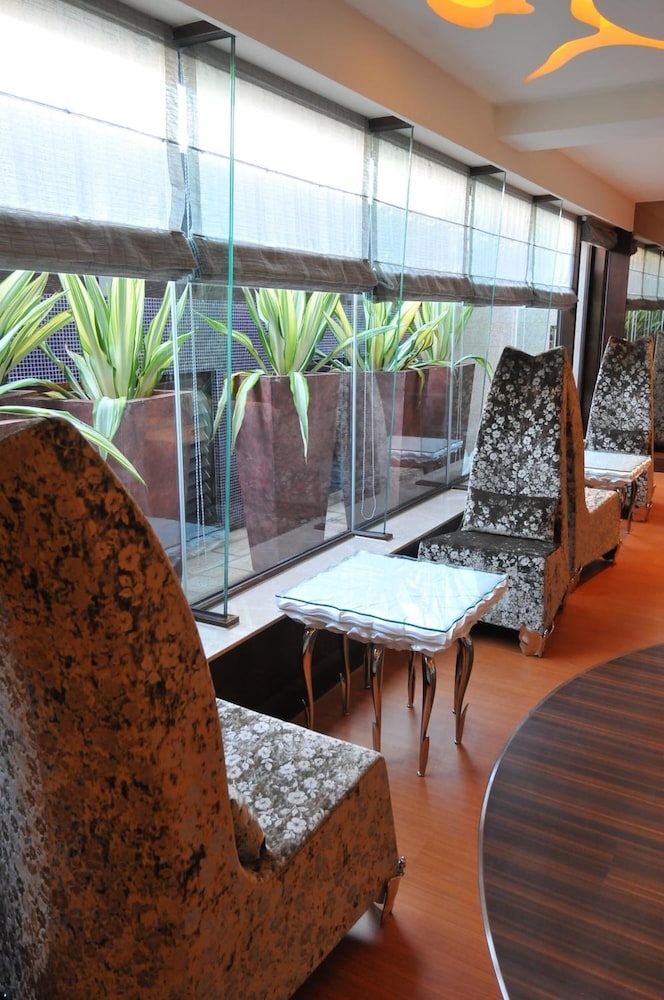 MONARCH SKYLINE HOTEL 27/48