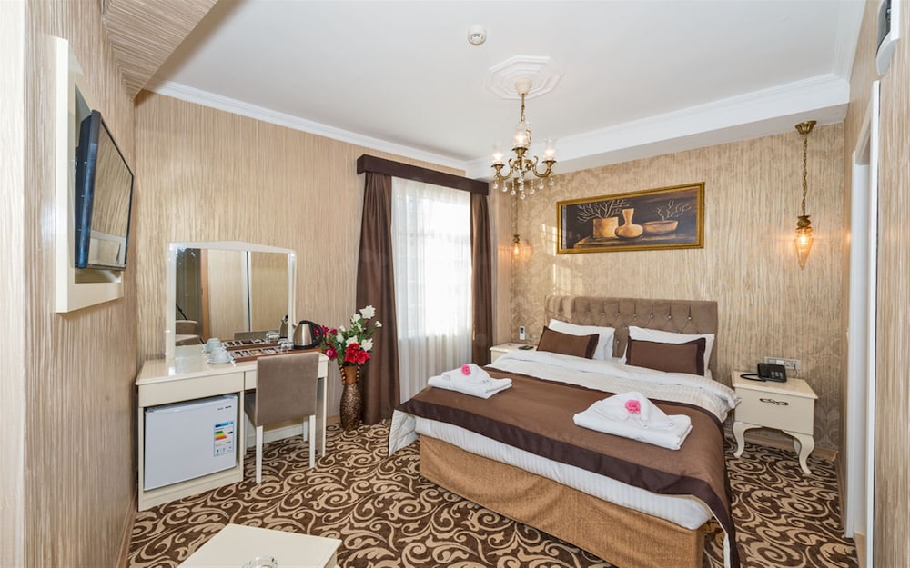 STANDARD, QUEEN BED, SOFA