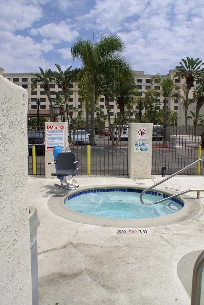 Queens Inn Anaheim 3/57