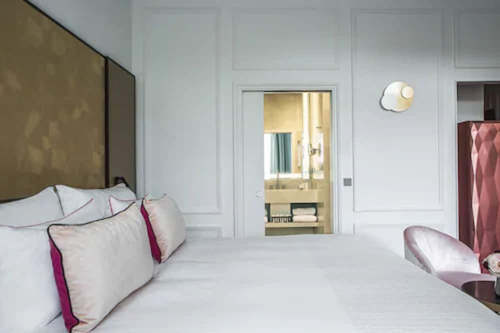 SUPERIOR, DOUBLE OR TWIN BED