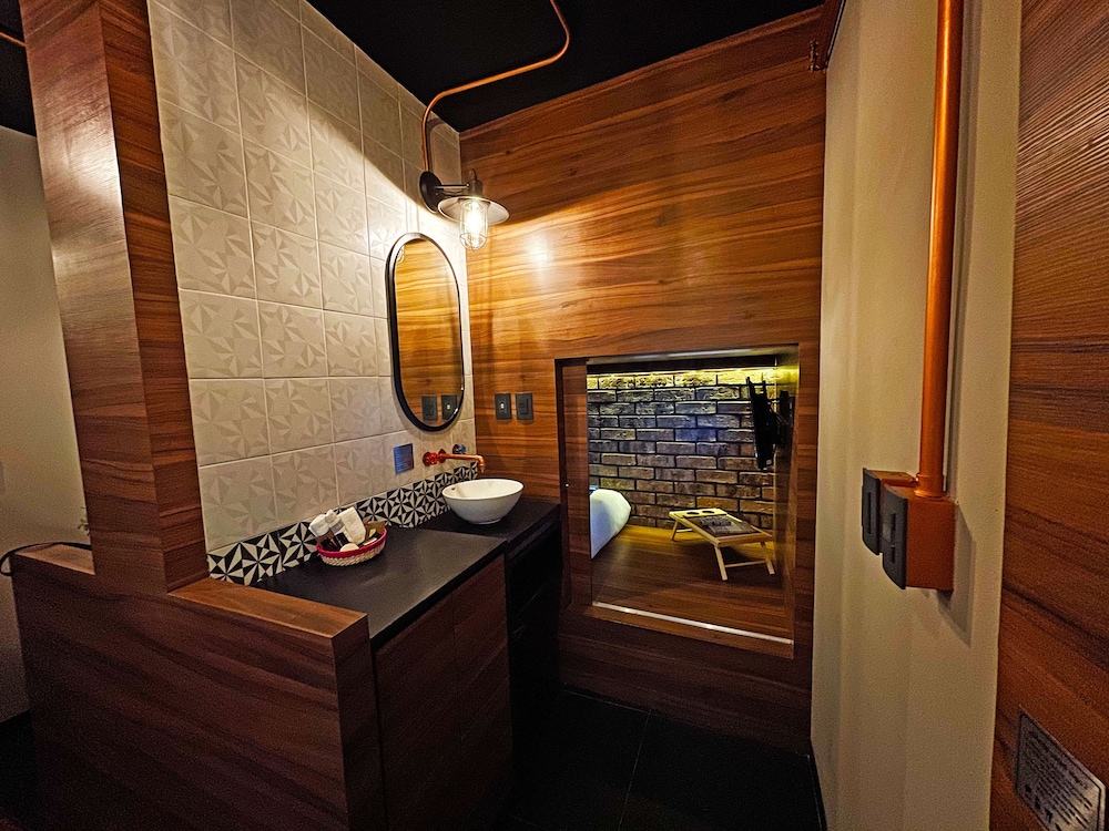 Cadillac Hotel Boutique 9/50