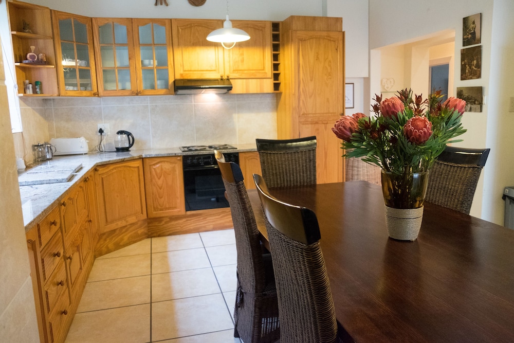5 Camp Street Guesthouse & Self-Catering 9/50