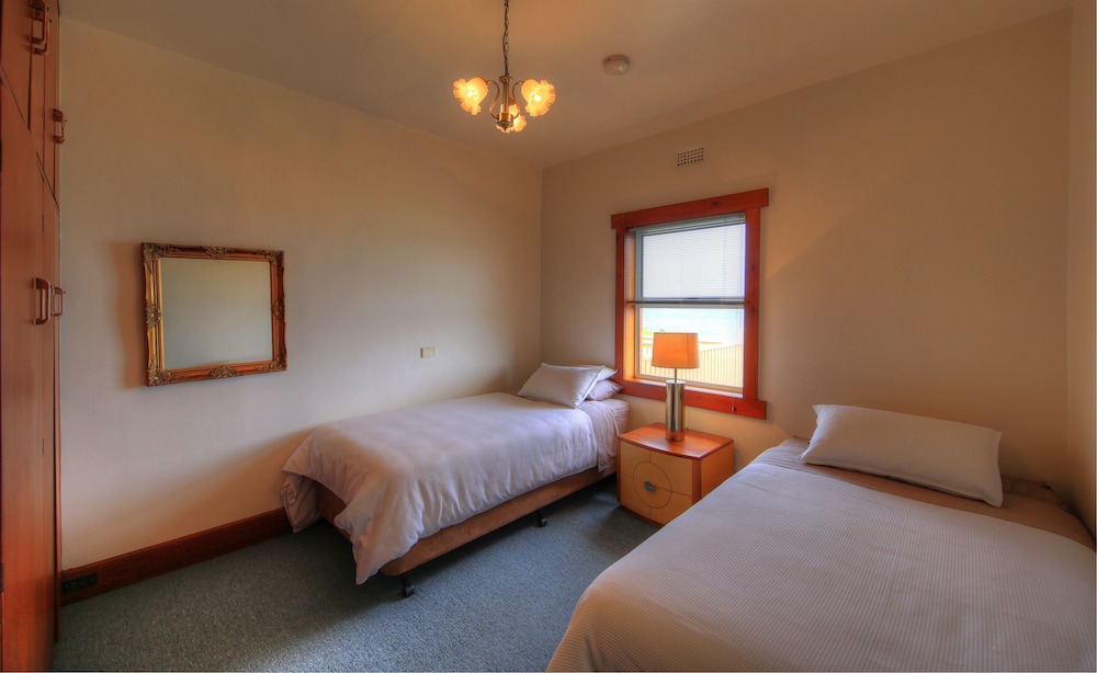 STANLEY VILLAGE WATERFRONT ACCOMMODATION 26/70